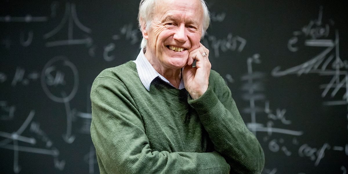 Illinois physics professor and Nobel Laureate Anthony Leggett talks about the 1938 discovery of superfluidity and its significance to low-temperature physics.  Photo by L. Brian Stauffer