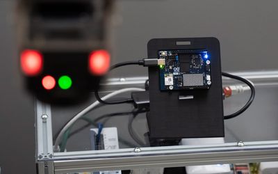 Vendor-neutral automated optical inspection using edge AI and collaborative robotics