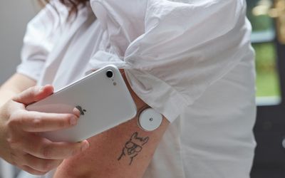 Integrated Photonics Spotlight: Advancing Healthcare and Biomedical Applications Through Non-Invasive Glucose Monitoring