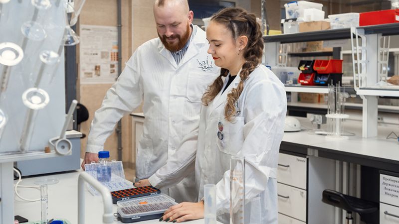 Researchers Evgeny Smirnov and Ariana Pavlova. Photo by Dmitry Grigoryev / ITMO.NEWS