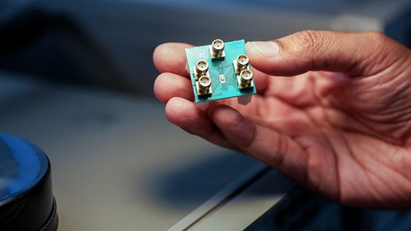 The low-power microchip researchers call a “microwave brain” is the first processor to compute on both ultra-fast data signals and wireless communication signals by harnessing the physics of microwaves. Charissa King-O’Brien/Cornell Engineering