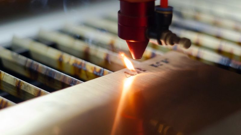 Plasma etching on a metallic surface 