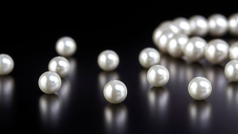 Like the pearls of a pearl necklace, molecular building blocks of polymer chains can be recovered and fully reused. (Symbol image: Adobe Stock)