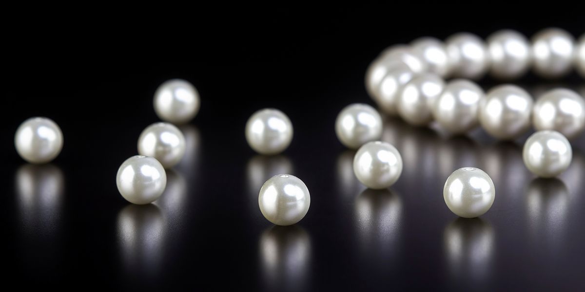 Like the pearls of a pearl necklace, molecular building blocks of polymer chains can be recovered and fully reused. (Symbol image: Adobe Stock)