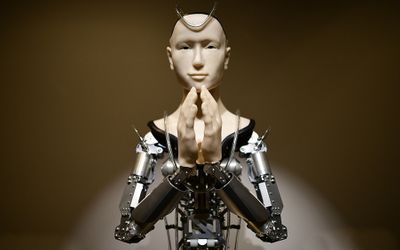 Robots and Religion: Mediating the Divine.