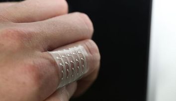 Low-cost wearables manufactured by hybrid 3D printing