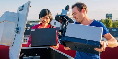 Prof. Jia Chen and project manager Florian Dietrich at one of the sensors for measuring urban greenhouse gas emissions. Image: A. Heddergott / TUM