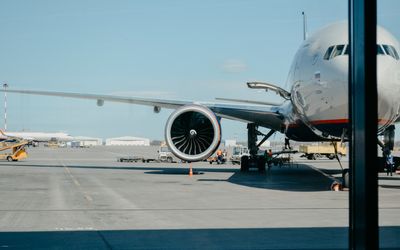 Reducing the noise emission from an aircraft engine at its source