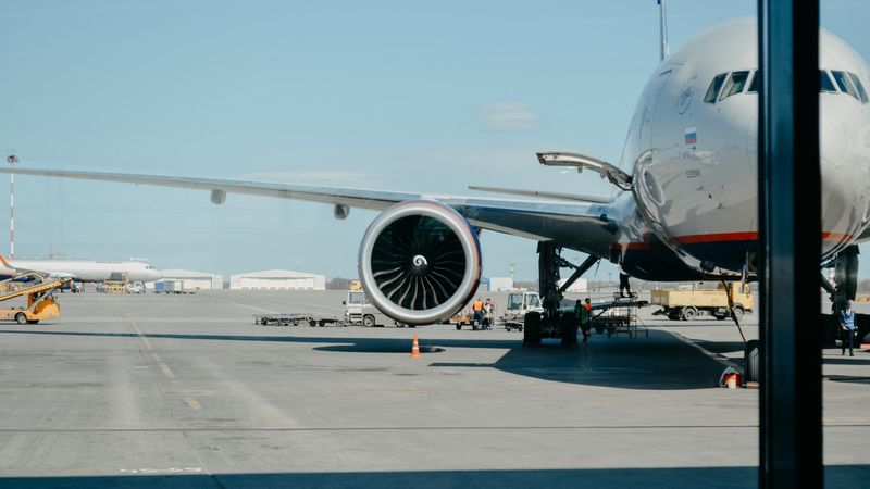 Reducing the noise emission from an aircraft engine at its source