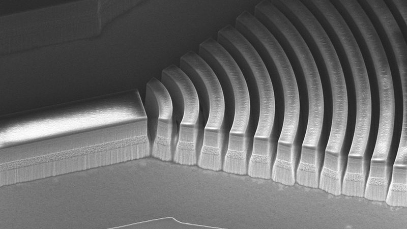 The comb uses a double-chirped mirror (DCM), pictured, which is a special type of optical mirror that has multiple layers with thicknesses that change gradually from one end to the other. Image: Courtesy of the researchers