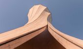 Building with wood that bends itself into shape