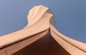 Building with wood that bends itself into shape