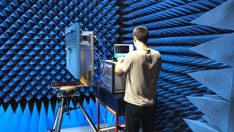 A new type of high-resolution radar developped at DTU Space looks in many directions concurrently. Photo: Lasse Lehmann, DTU.
