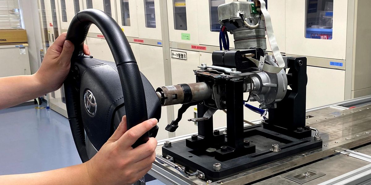 Autonomous steering system keeps human drivers engaged