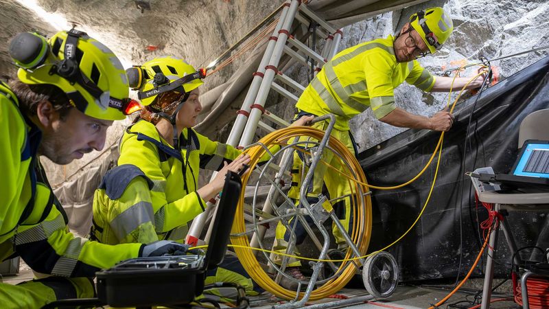 ETH researchers use a camera probe to check whether a sensor is correctly positioned in the borehole. (©WSS, Image: Felix Wey, Baden)