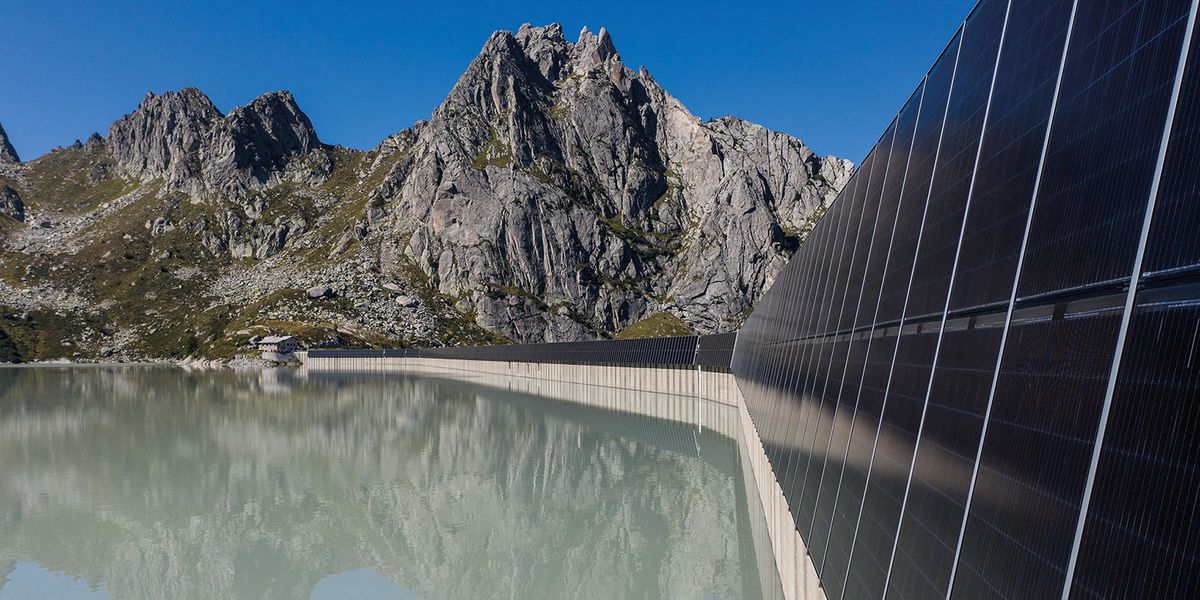 Large-​scale high-​alpine solar plant on the ewz Albigna dam in Val Bregaglia. Hydropower and solar energy play a key role in a climate-​neutral energy system. (Image: ewz)