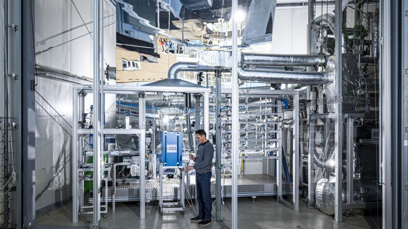 The new NECOC system network at KIT produces the high-tech raw material carbon from the climate-damaging CO2 in the ambient air. (Photo: Markus Breig)