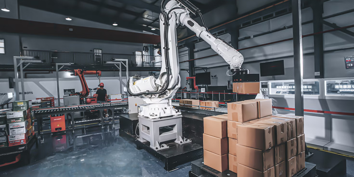 Cobots vs Robots: Understanding the Key Differences and Applications