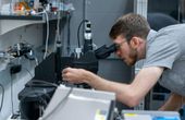 Brains on board: Smart microrobots walk autonomously