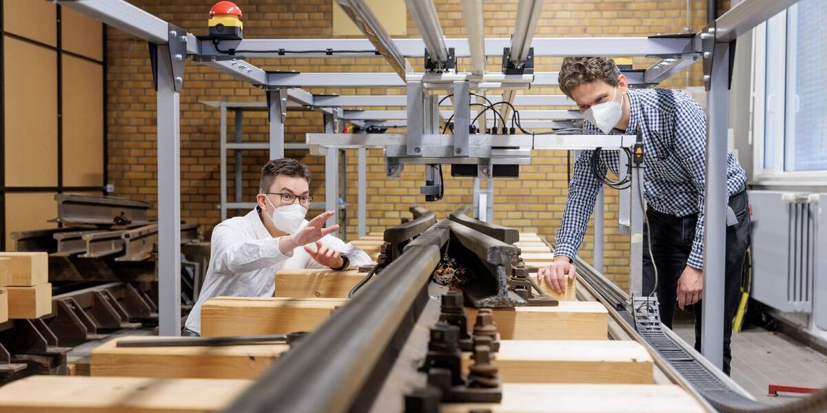 With the help of a sensor, researchers of KIT can determine the precise position of a train and make railway transport more efficient. (Photo: Bosch Zünder/Jan Potente)