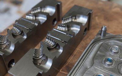 Injection Moulding vs. Compression Moulding: Differences and Comparison