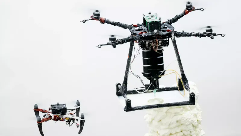 Drones as 3D printers: An international research group used a swarm of such autonomous flying robots to print structures from a custom-designed cementitious material. A team led by Stefan Leutenegger, Professor of Machine Learning in Robotics at TUM, ensured that the drones could perform the necessary precise flight maneuvers. Vijay M. Pawar & Robert Stuart-Smith / University College London, Department of Computer Science, London