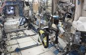 Mini robots practise grasping space debris