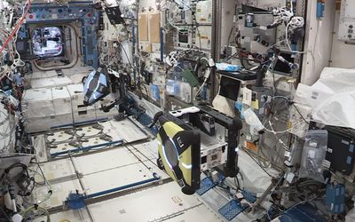 Mini robots practise grasping space debris