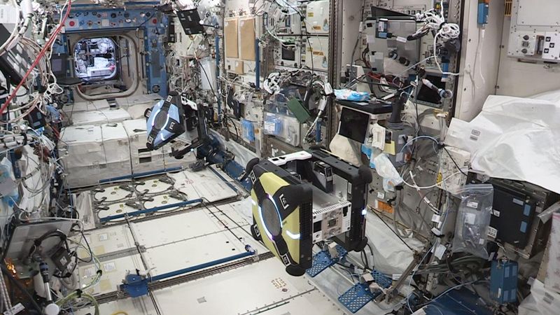 Mini robot during the experiment. Credit: ©NASA