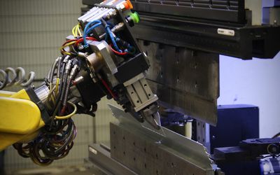 Agile Industrial Robot Grippers with Topology Optimization & Metal 3D Printing