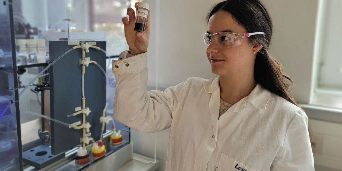 A look into the laboratory: An adsorbent based on a lithium-manganese oxide with a special crystal structure serves as a lithium-ion sieve. (Photo: Dr. Monika Bäuerle, IAM-ESS/KIT)