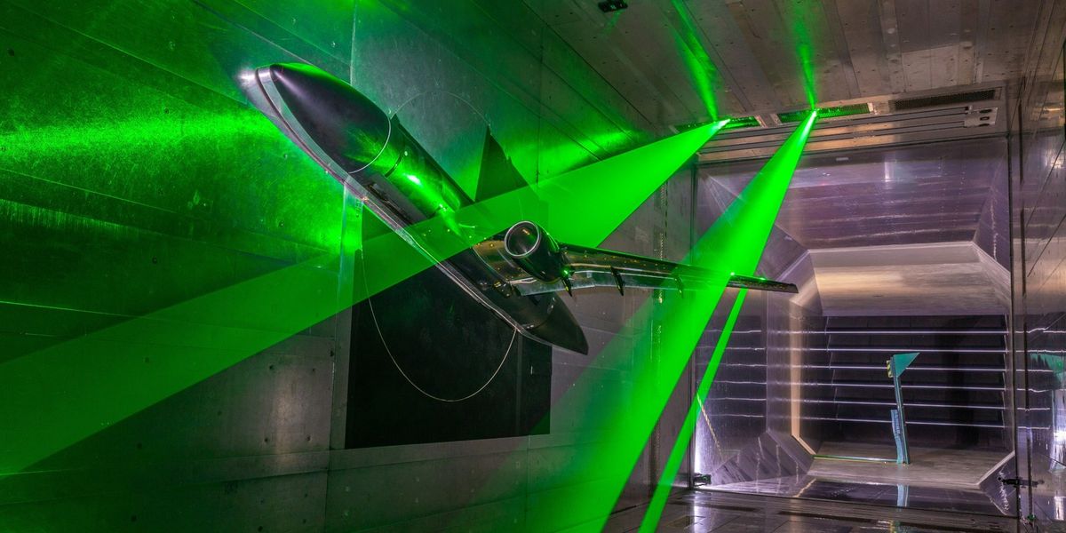 The NASA aircraft model inside the DNW Braunschweig Low-Speed Wind Tunnel (DNW-NWB). 'Sheets' of laser light illuminating the inner and outer wings are used to measure flow velocities. Credit: DLR (CC BY-NC-ND 3.0)