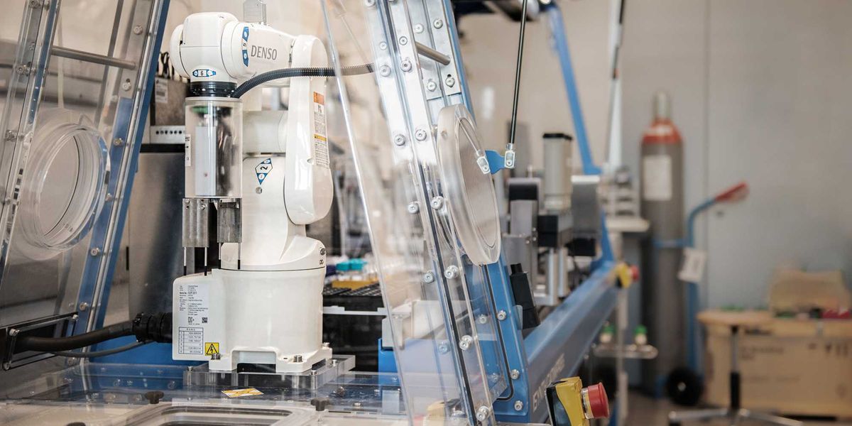 This robotic arm transfers glass vials into a centrifuge. It is part of a robot unit that produces catalysts completely autonomously according to the specifications of an AI model. (Photograph: ETH Zurich / Michel Büchel)