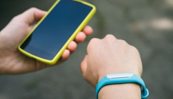 Students Develop Smart Armband for Monitoring Hospital Patients