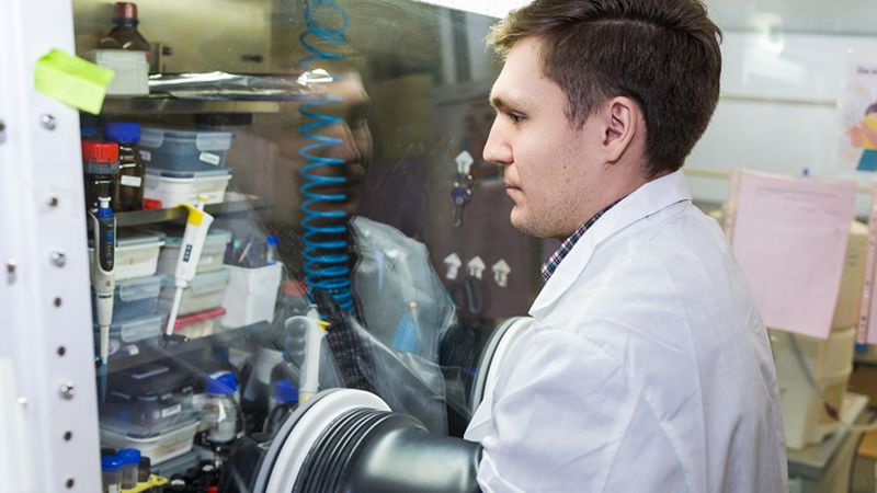 Nikita Glebov at a laboratory. Photo by Dmitry Grigoryev / ITMO NEWS