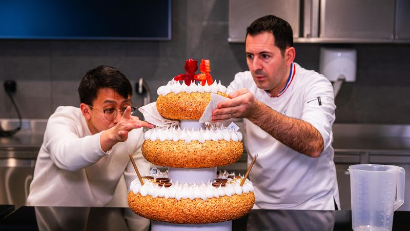 Bokeon Kwak, researcher at EPFL's Laboratory of Intelligent Systems and Julien Boutonnet, EHL Senior Lecturer of Practical Arts at EHL - 2025 EPFL/Jamani Caillet - CC-BY-SA 4.0