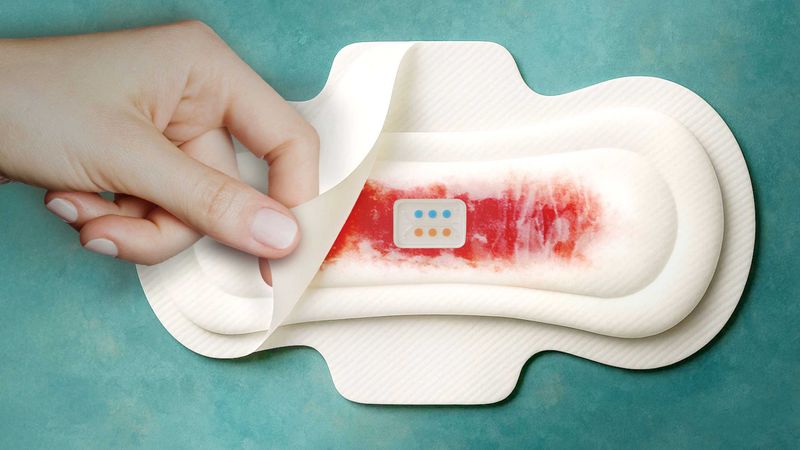 Colour changes on the sanitary towel can be interpreted by eye or photographed with a smartphone and evaluated directly in the app. The prototype has a dot with a control dot on the test strip for each biomarker. (Image, AI generated: Lucas Dosnon and Josef Kuster / ETH Zurich)