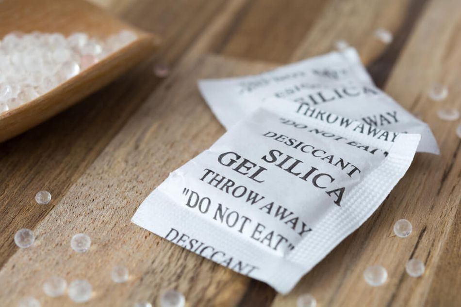 silica gel in white paper packaging