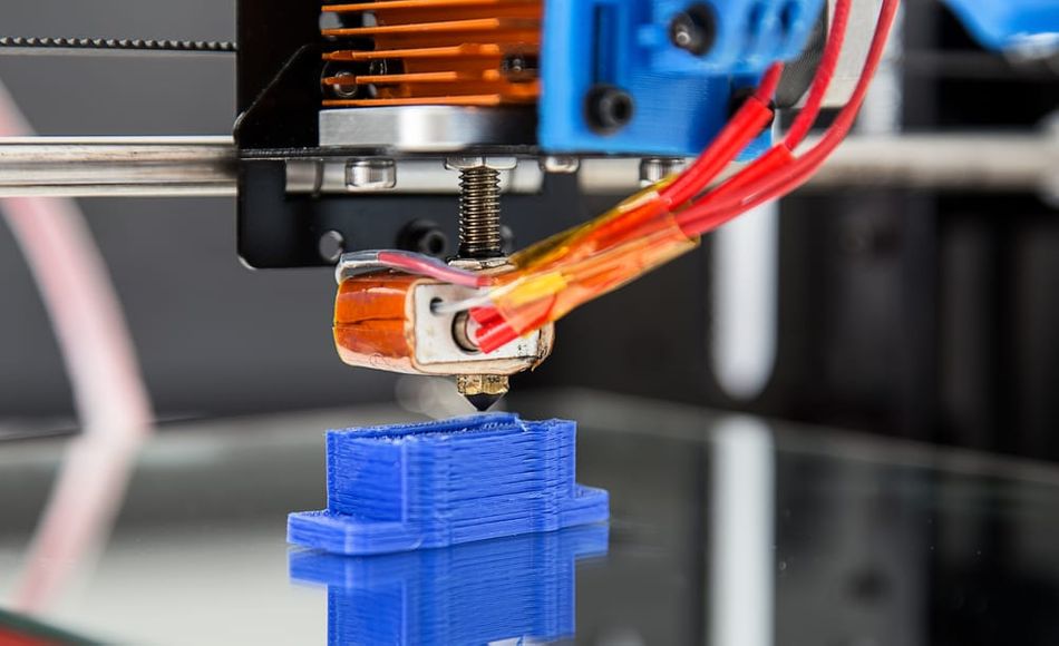 3D printer building blue part