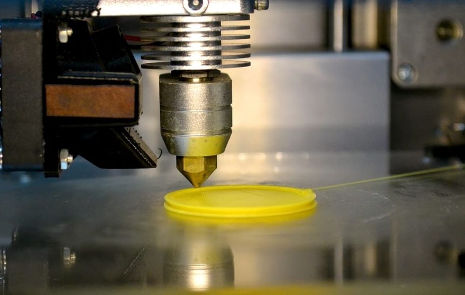 3D printer nozzle and print bed