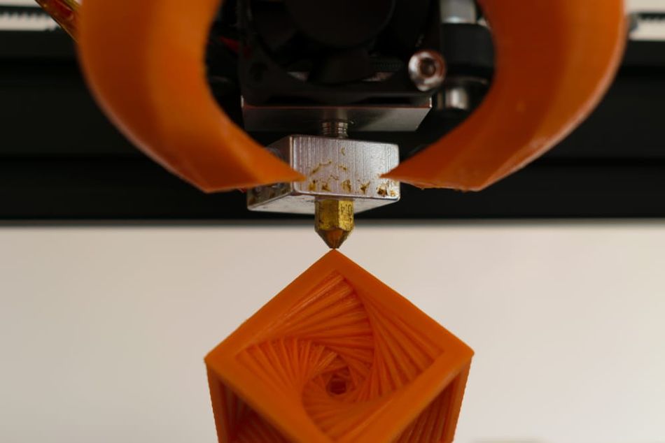 3D Printer Stringing: How To Fix It - EyJiDWNrZXQiOiJ3ZXZvbHZlci1wcm9qZWN0LWltYWDlcyIsImtleSI6ImZyb2FsYS8xNjUxMTQyNDA4MjQ1LWhvDGVuZF9ub3p6bGUuanBnIiwiZWRpDHMiOnsicmVzaXplIjp7InDpZHRoIjo5NTAsImZpDCI6ImNvDmVyIn19fQ==