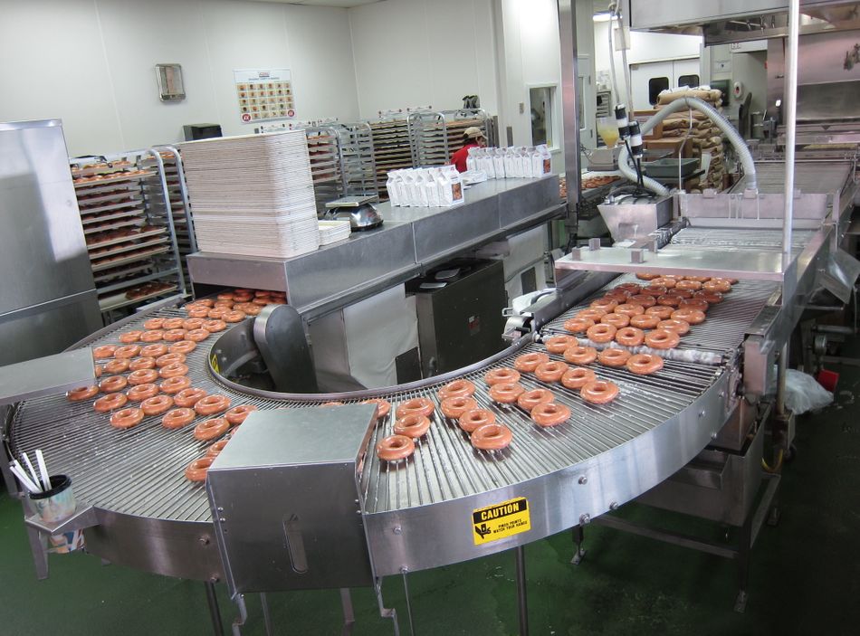 doughnuts-krispy-kreme-assembly-line