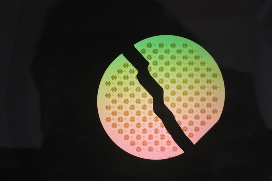 A broken semiconductor silicon wafer structure on sapphire and is illuminated by polarized light source.