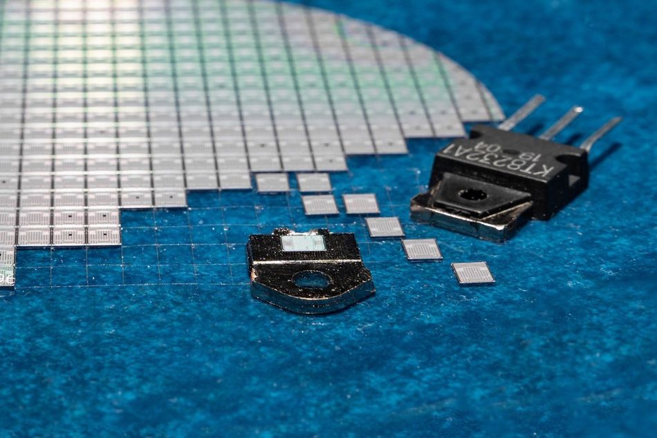 A high-power transistor device on a fragmented silicon wafer.