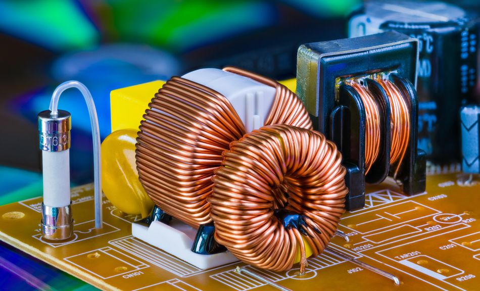 Toroidal inductors and a transformer during the PCB manufacturing of an electronic device