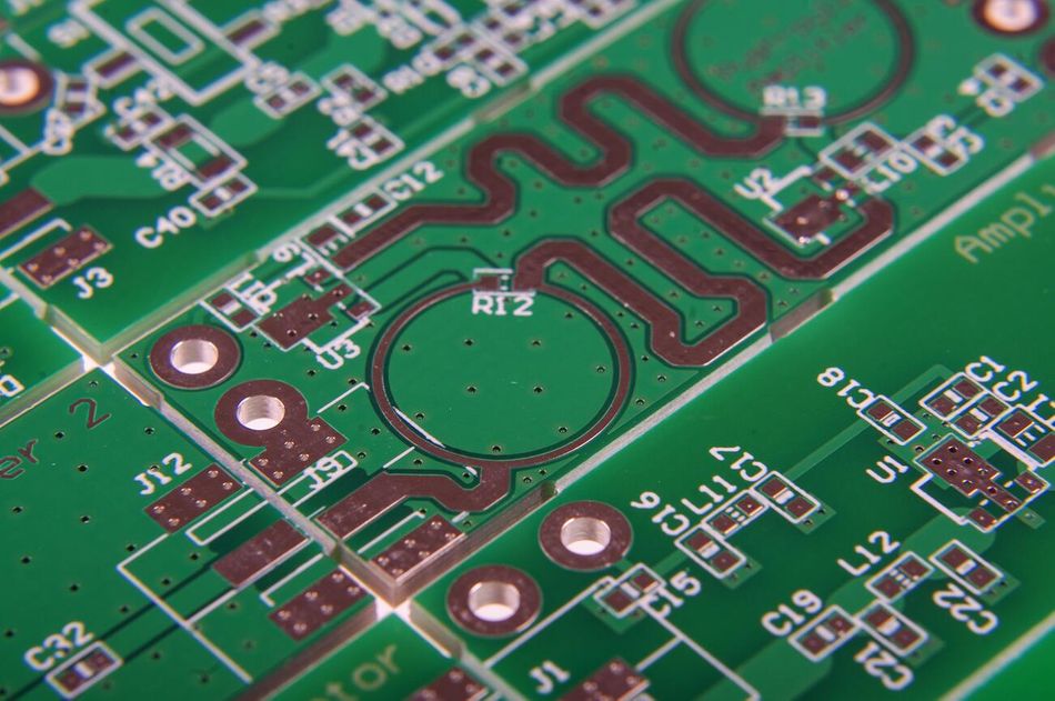 Microstrip routing on Printed Circuit Board; Credits: Altium
