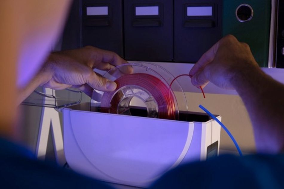 Filament feeding into 3D printer