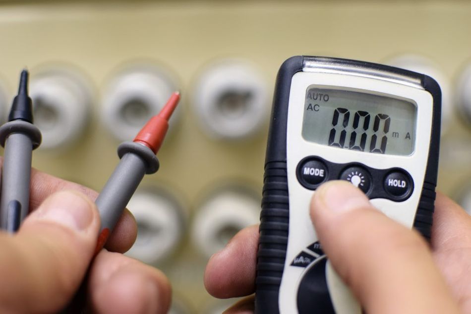Fig 3: A digital multimeter shows ‘zero’ current when the probes are held in an ‘open’ position.