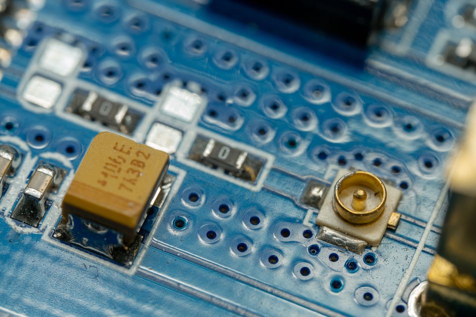 Radio frequency antenna connection on PCB