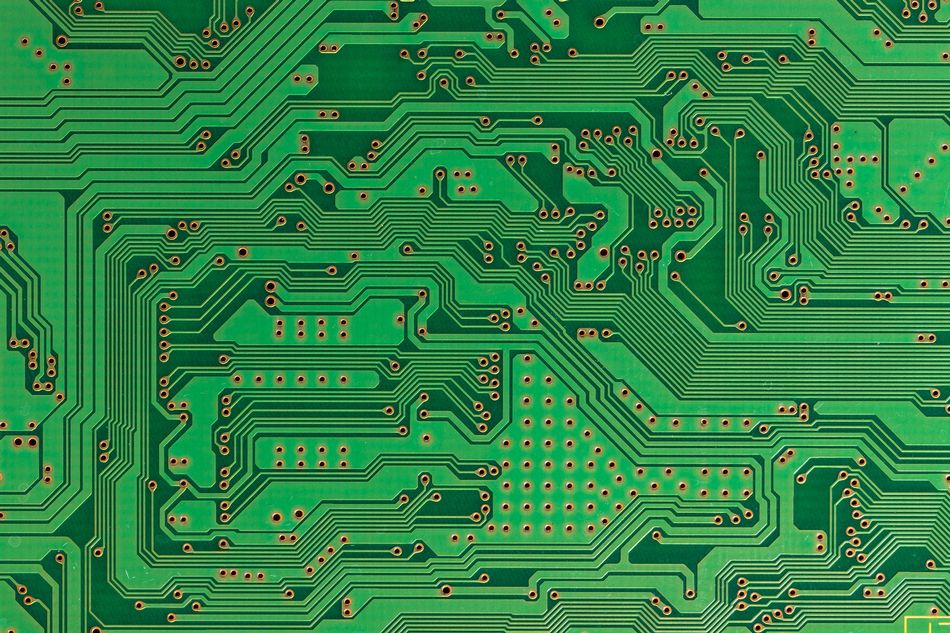 Vias and proper trace routing in PCB